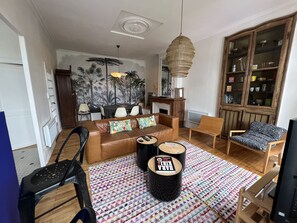 Een televisie en een stereo