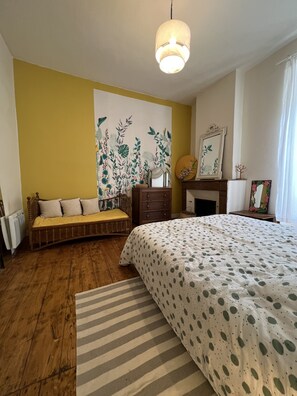 2 camere, una scrivania, ferro/asse da stiro, culla da viaggio