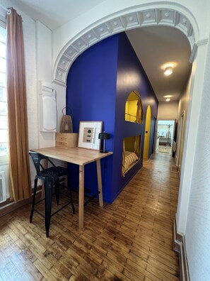 2 slaapkamers, een bureau, een strijkplank/strijkijzer, reisbedje