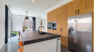 Een koelkast, een oven, een kookplaat, een vaatwasser