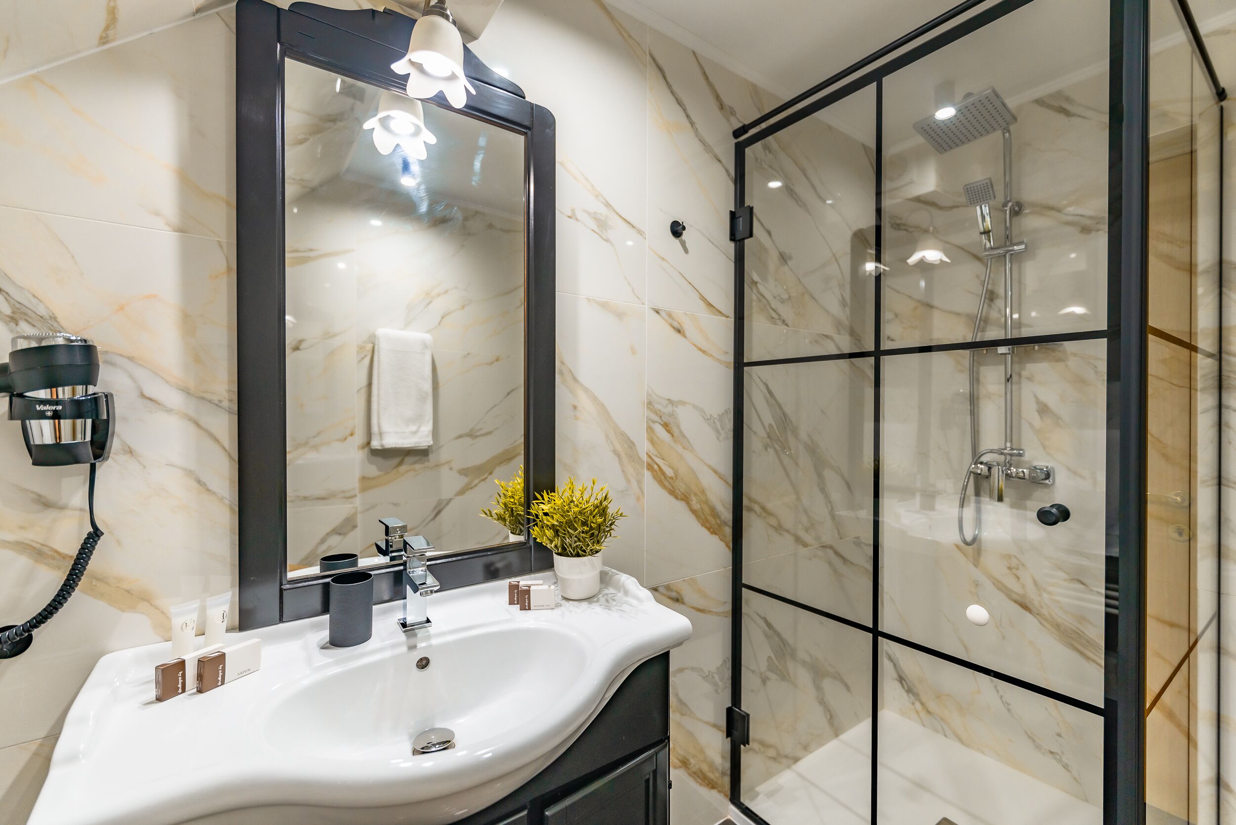Habitación superior con 1 cama doble o 2 individuales | Baño | Ducha, artículos de higiene personal ecológicos y secador de pelo