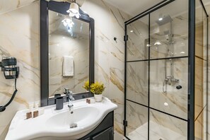 Superior kamer, 1 twee- of 2 eenpersoonsbedden | Badkamer | Een douche,  milieuvriendelijk toiletgerief, een haardroger, badjassen