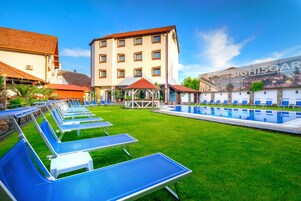 Piscina externa sazonal, funciona das 10h às 21h, espreguiçadeiras