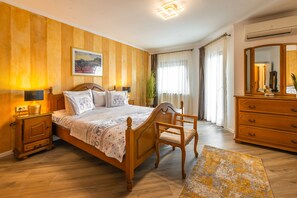 Junior Suite | Premium bedding, memory-foam beds, minibar, in-room safe - Hotel Korona (Sighisoara)
