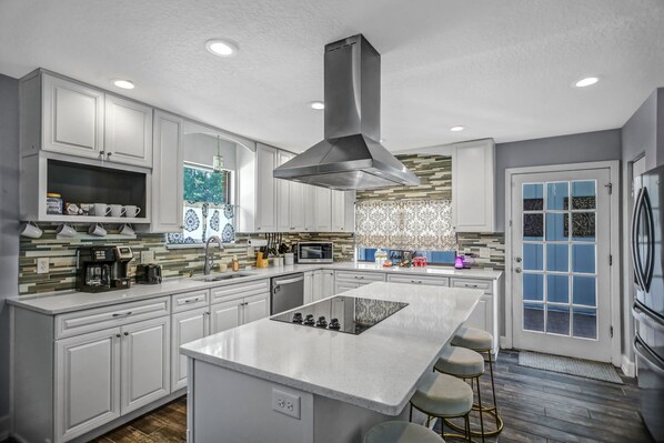 Een koelkast, een microgolfoven, een kookplaat, een vaatwasser