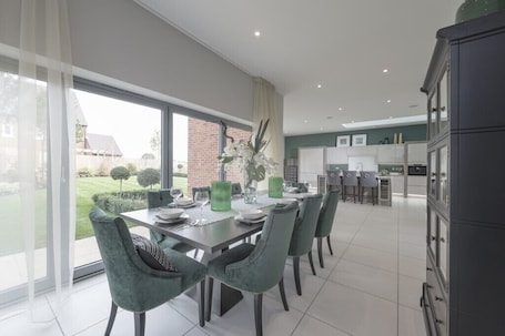 Dining. 5 Bedroom House located near The Heyford for fab food & drinks & BicesterVillage