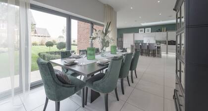 5 Bedroom House located near The Heyford for fab food & drinks & BicesterVillage