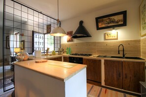 Fridge, oven, stovetop, dishwasher