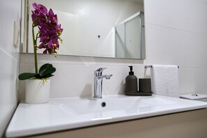 Casa do Curral | Badezimmer | Dusche, Seife, Shampoo, Toilettenpapier