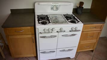 Fridge, oven, stovetop, coffee/tea maker