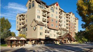 A multi-story hotel with balconies, a central entrance, and a parking area. - Large 1-Bdrm Villa in lovely Avon, CO- available wk of July 22-29 (Avon)