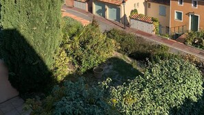 Un pueblo costero con arquitectura mediterránea tradicional, que incluye techos de tejas rojas y edificios de colores pastel.