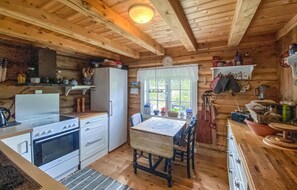 Fridge, microwave, oven, stovetop - Nice home in Vinstra with kitchen (Vinstra)