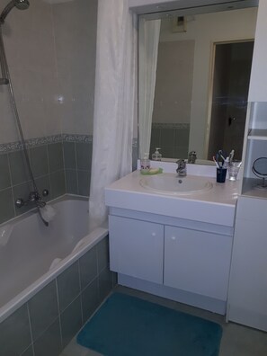 Combined shower/bathtub, hair dryer - Appartement DE 67m2 - Balcon 13m2 - 10mns DE LA Plage (Fréjus)