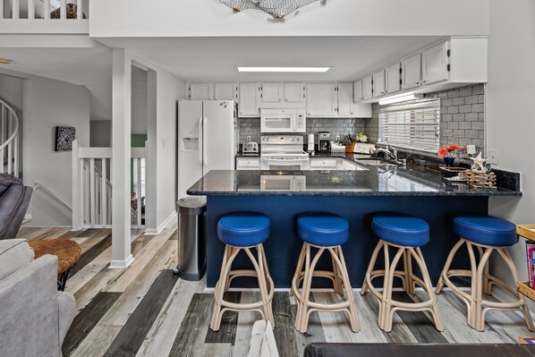 Refrigerador, microondas, horno y parrilla de estufa 