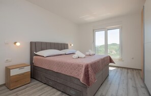 4 bedrooms, in-room safe, travel crib, free WiFi - Luxurious home in Grubine (Grubine)