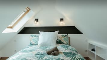 1 habitación, escritorio, tabla de planchar con plancha y cuna de viaje