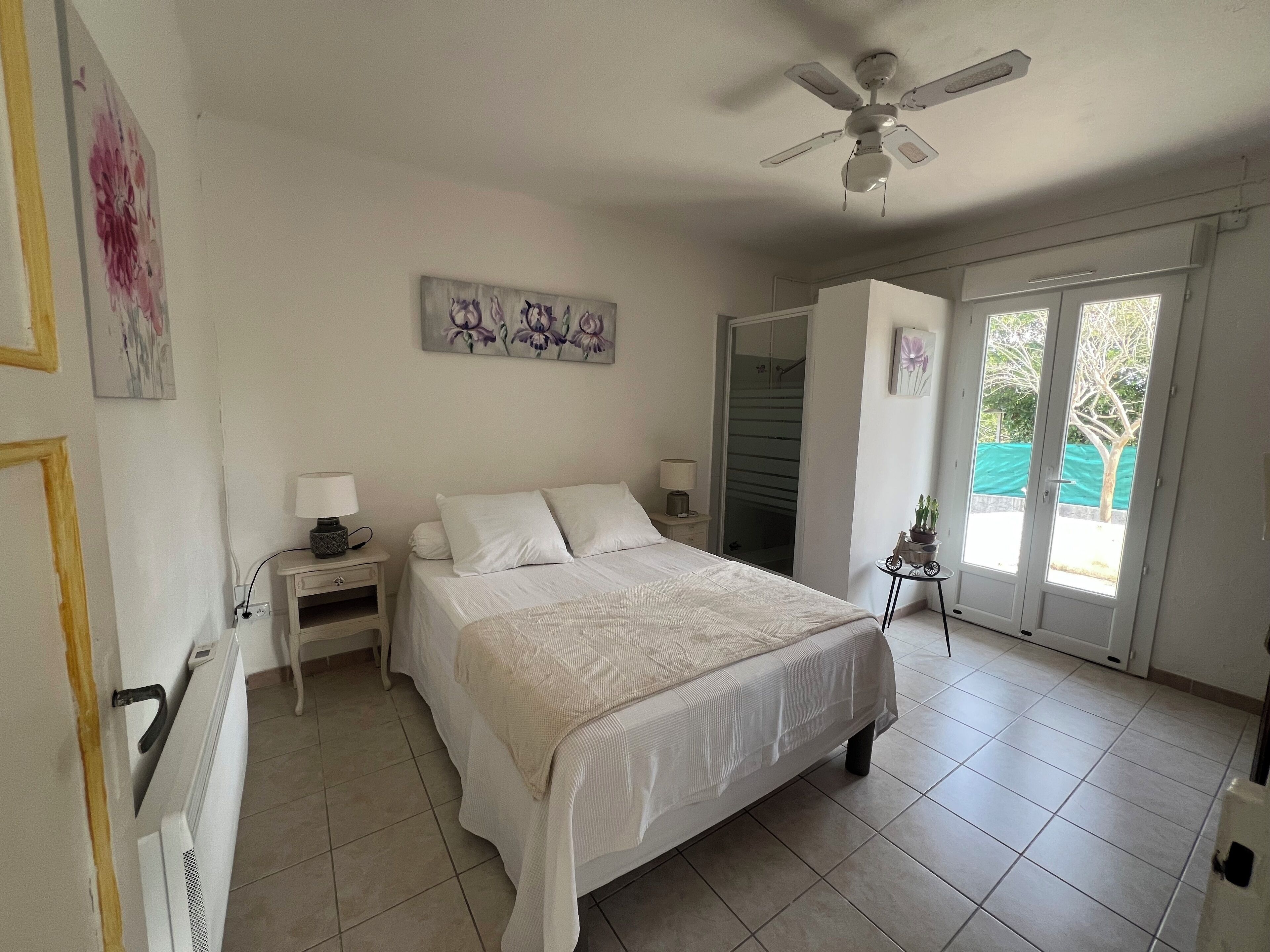 3 slaapkamers, een strijkplank/strijkijzer, reisbedje, gratis wifi