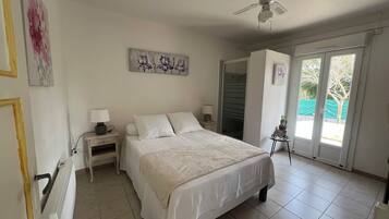 3 slaapkamers, een strijkplank/strijkijzer, reisbedje, gratis wifi