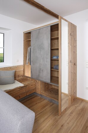 1 habitación, tabla de planchar con plancha y cuna de viaje 