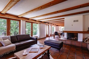 Smart-TV, Kamin, Arbeitsbereiche