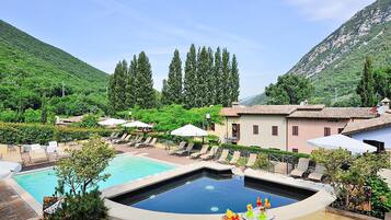Una piscina al aire libre