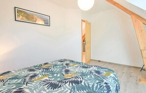3 bedrooms, travel crib, free WiFi, bed sheets
