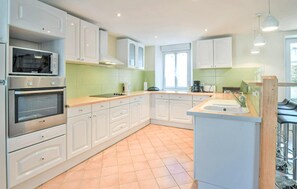 Ovn, kokeplater og oppvaskmaskin