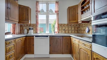 Køleskab, opvaskemaskine, kaffe-/temaskine