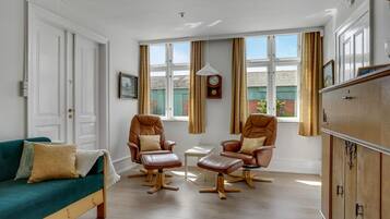 Tv, dvd-afspiller, bordfodbold, bordtennisbord