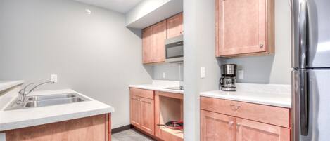 Réfrigérateur, micro-ondes, plaque de cuisson, lave-vaisselle