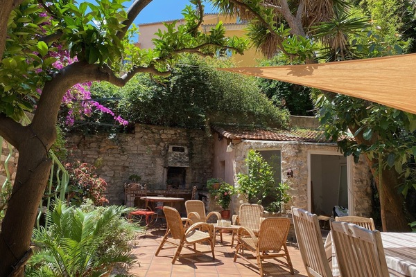 Vue d'ensemble de la terrasse jardin