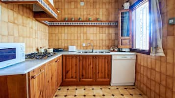 Fridge, oven, stovetop, dishwasher