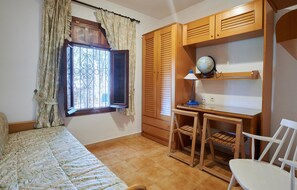 6 bedrooms, free WiFi, bed sheets