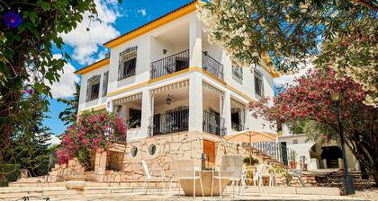 6 bedroom cozy home in Lucena