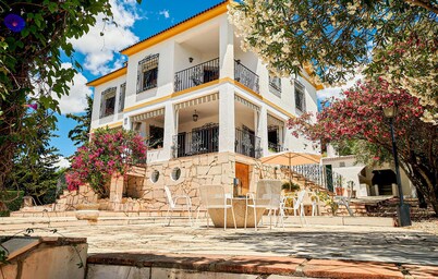 6 bedroom cozy home in Lucena