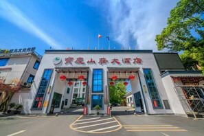 Un edificio con un letrero que dice 'Xiangfu Mountain Resort'.