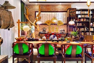 Un interior tradicional con pared de ladrillo, muebles de madera y una estantería.