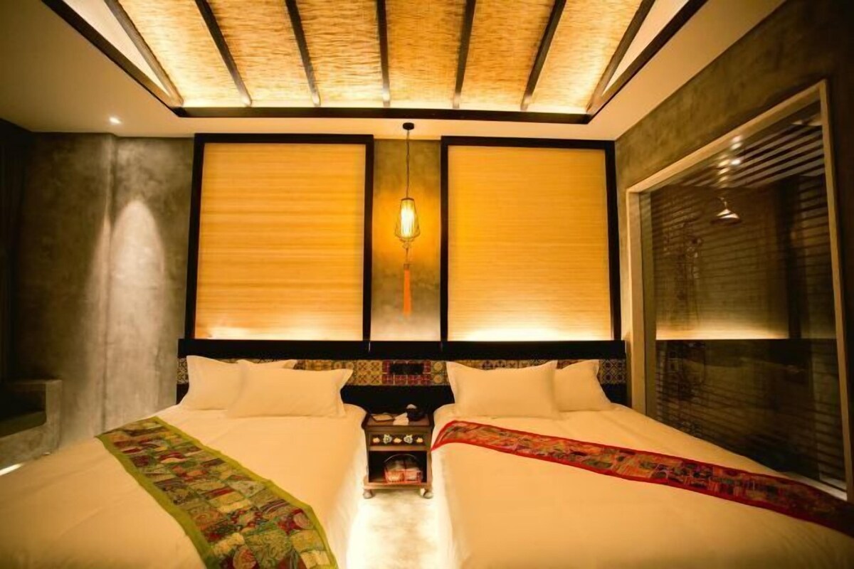 Un dormitorio moderno con una cama grande, una mesita de noche y una lámpara decorativa.