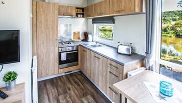 Kühlschrank, Herdplatte, Wasserkocher mit Kaffee-/Teezubehör