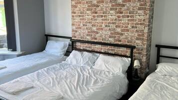 2 dormitorios, escritorio, tabla de planchar con plancha y cuna de viaje