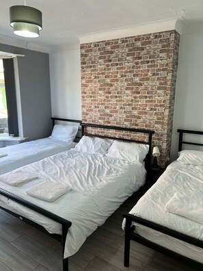 2 Schlafzimmer, Schreibtisch, Bügeleisen/Bügelbrett, Reisekinderbett