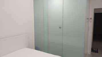 3 bedrooms, desk, WiFi, bed sheets