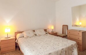 4 bedrooms, iron/ironing board, free WiFi, bed sheets