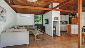Una sala de estar moderna con sofá, mesa de centro y chimenea.