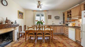 Een koelkast, een oven, een kookplaat, een vaatwasser