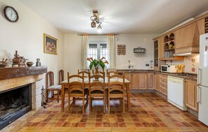 Kjøleskap, ovn, kokeplater og oppvaskmaskin