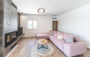 TV connectée, cheminée, table de tennis de table