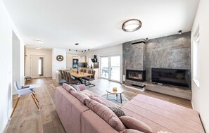 TV connectée, cheminée, table de tennis de table