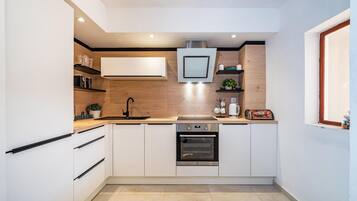 Fridge, oven, stovetop, dishwasher